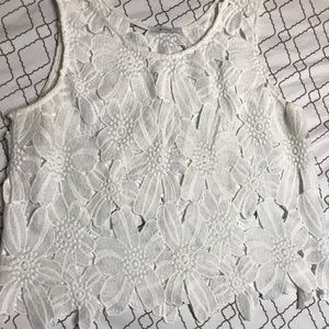WHITE SLEEVELESS FLOWER TOP
